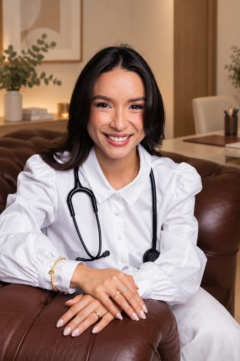 Dra. Raiza Lira em seu consultório